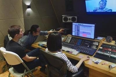 與馮小剛、管虎等導(dǎo)演數(shù)次合作,參與80余部電影后期制作,知名聲音指導(dǎo)王鋼用作品解析聲音創(chuàng)作