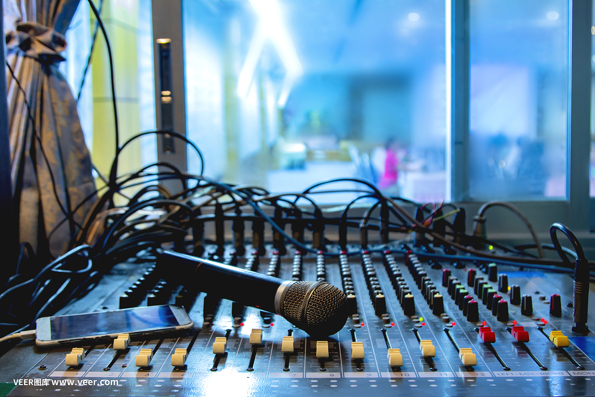 錄音室錄音師混音臺(tái)上的麥克風(fēng)。