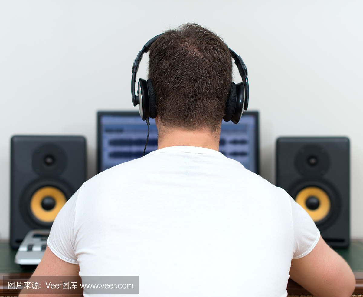 錄音室男錄音師。后視圖。